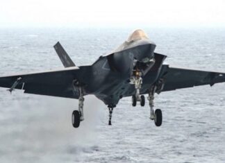 Истребитель F-35 рухнул на авианосец. Видео