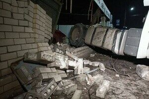 В Сухом лимане тягач сбил дорожный знак и врезался в дом