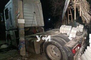 В Сухом лимане тягач сбил дорожный знак и врезался в дом
