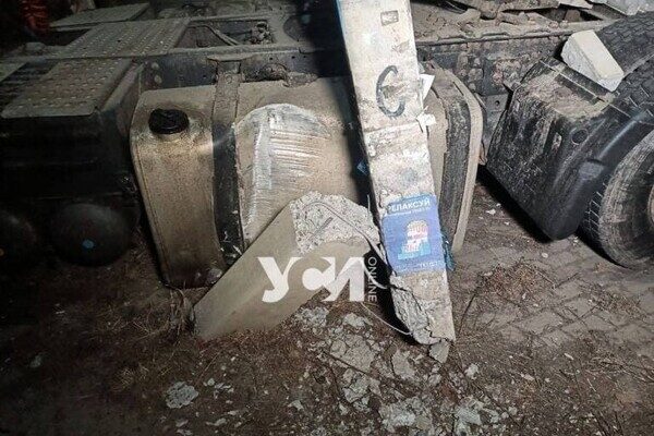 В Сухом лимане тягач сбил дорожный знак и врезался в дом