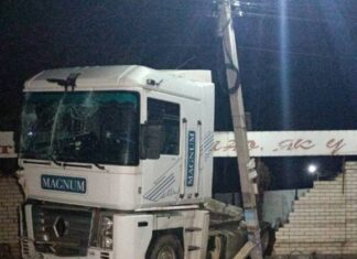 В Сухом лимане тягач сбил дорожный знак и врезался в дом