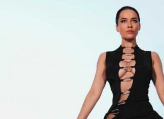Даша Астафьева похвасталась стройными ножками в чулках