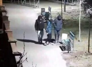 В Черноморске трое парней «атаковали» урну и попали на камеру наблюдения