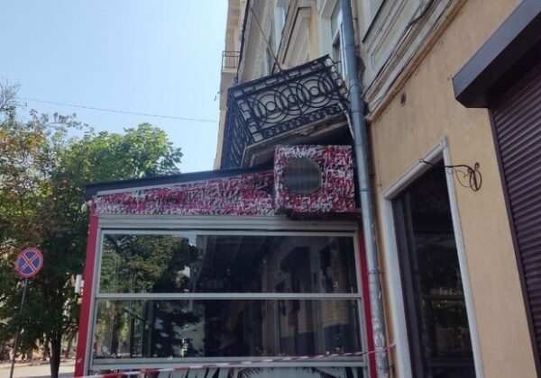 В центре Одессы балкон дома-памятника архитектуры упал прямо на крышу кафе