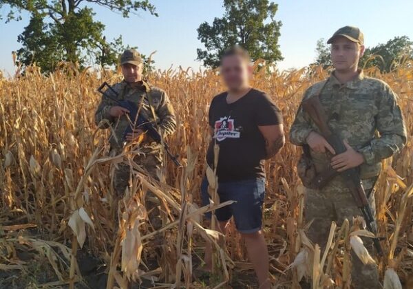 В Одесской области пограничники еашли нарушителя в кукурузе, а другого догнал служебный пес