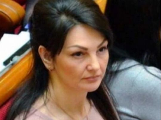 В&nbsp;однієї дитина гроші псує, інша їх&nbsp;викидає: що&nbsp;відомо про справу нардепки Марченко &laquo;хабар через паркан&raquo;