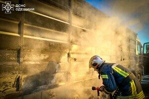 На трассе Одесса &ndash; Киев загорелся грузовик с зерном