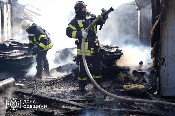 В Одессе горела СТО: получили повреждения автомобиль и здание