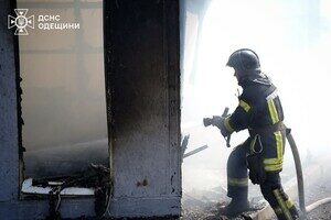 В Одессе горела СТО: получили повреждения автомобиль и здание