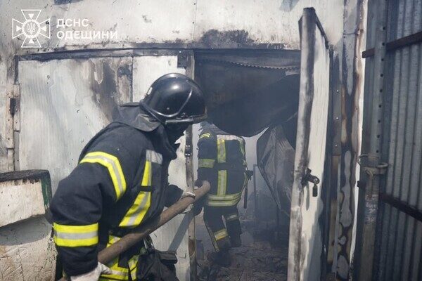 В Одессе горела СТО: получили повреждения автомобиль и здание