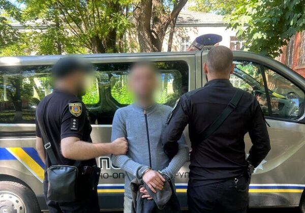 В Одессе мужчина в маршрутке ударил пассажира ножом и распылил ему в лицо газ: подробности инцидента