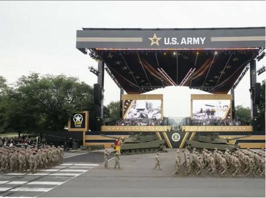 Парад на&nbsp;тлі протестів: як&nbsp;американці &laquo;привітали&raquo; президента Трампа з&nbsp;79-річчям