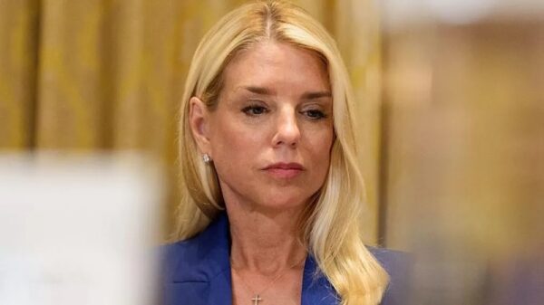 Трамп защищает генерального прокурора Пэм Бонди в деле Эпштейна