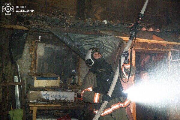 Пожар в доме и повреждение лицея: последствия вечернего обстрела Одессы
