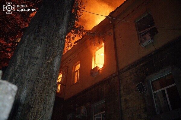 Пожар в доме и повреждение лицея: последствия вечернего обстрела Одессы