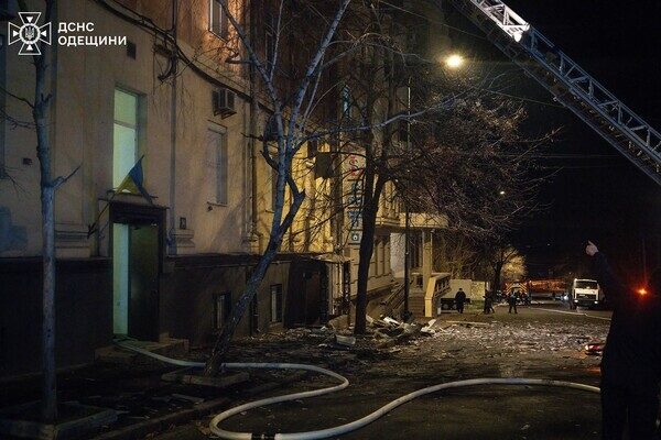 Пожар в доме и повреждение лицея: последствия вечернего обстрела Одессы
