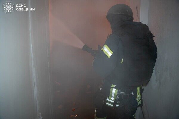 Пожар в доме и повреждение лицея: последствия вечернего обстрела Одессы