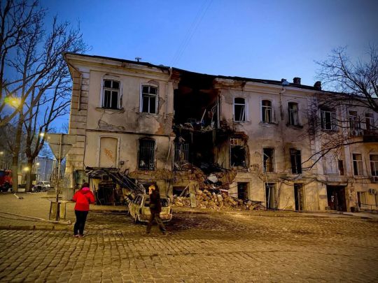 Ворог атакує українські міста: горять будинки, є&nbsp;постраждалі (фото, відео)