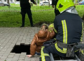 Пропасть посреди тротуара: в Одессе 10-летняя девочка упала в 4-метровую яму